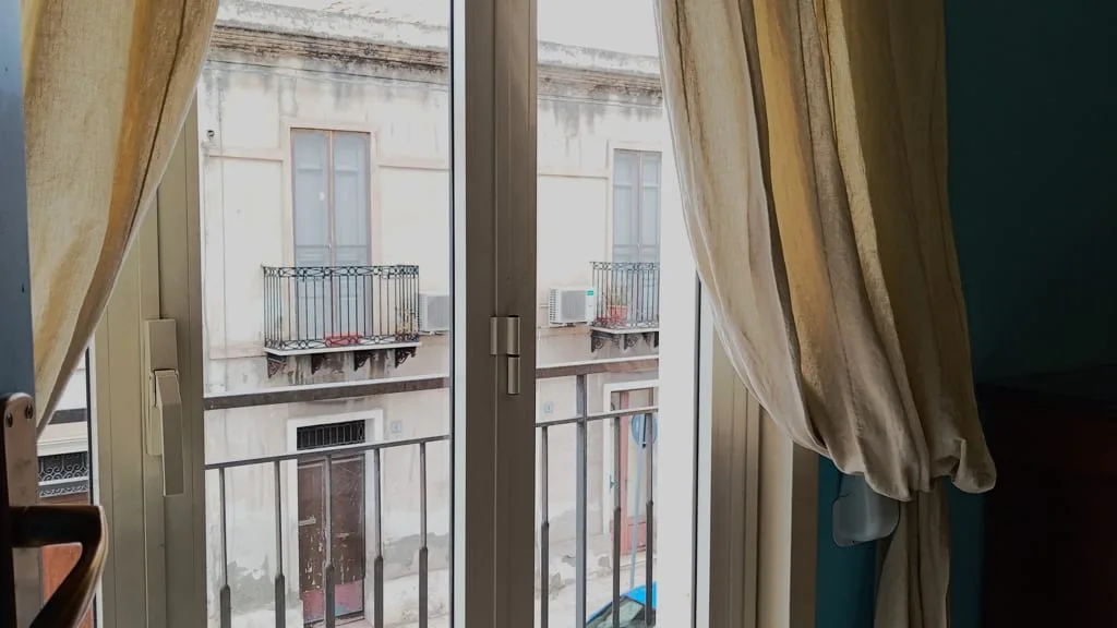 Balcone con Vista Città - Camera Queen Standard Cam5 - MYVACANZY - Immobilfin Milazzo