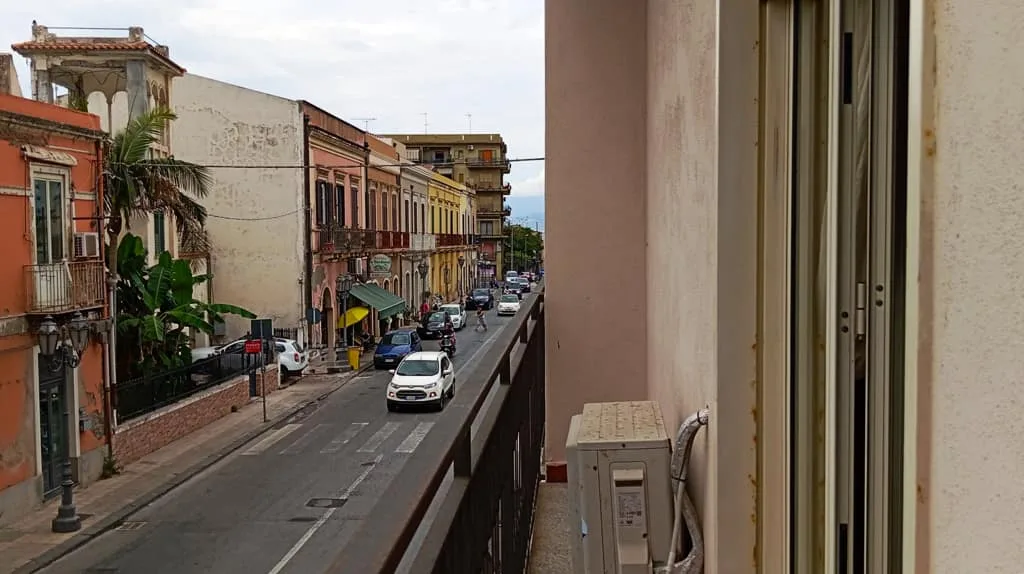 Balcone con Vista Città - Camera Queen Standard Cam5 - MYVACANZY - Immobilfin Milazzo